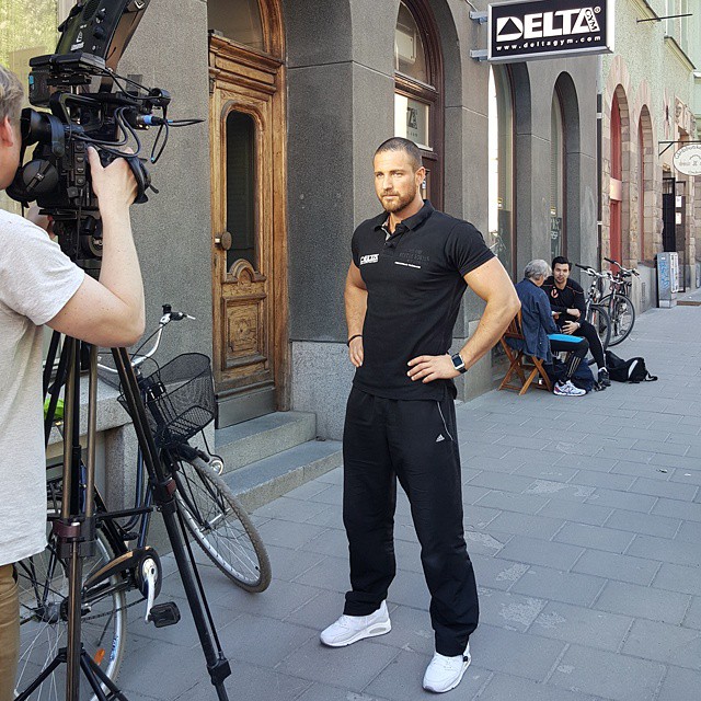 Bakom kulisserna: Philip Lailani filmas utanför Delta Gym